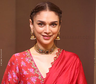 Aditi Rao Hydari Exudes Elegance In Red Silk Saree, Check Out The Diva's  Most Stunning Saree Moments - News18